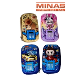 CARTUCHERA EN RELIEVE, CON CALCULADORA INTEGRADA, 20 CM X 12 CM, 4 DISE�OS.