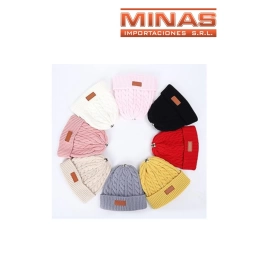 GORRO CON DOBLEZ LISO, 6 COLORES.