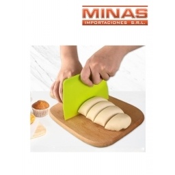 CORTADOR DE MASA PLASTICO X 12 CM.